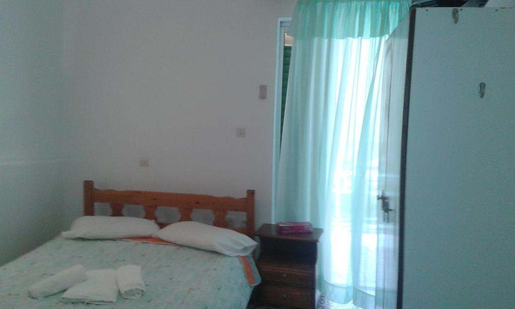 Manoleas Rooms To Let Leonidio Room photo