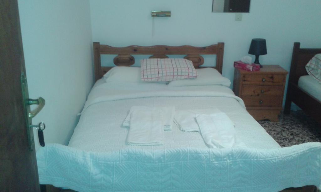 Manoleas Rooms To Let Leonidio Room photo